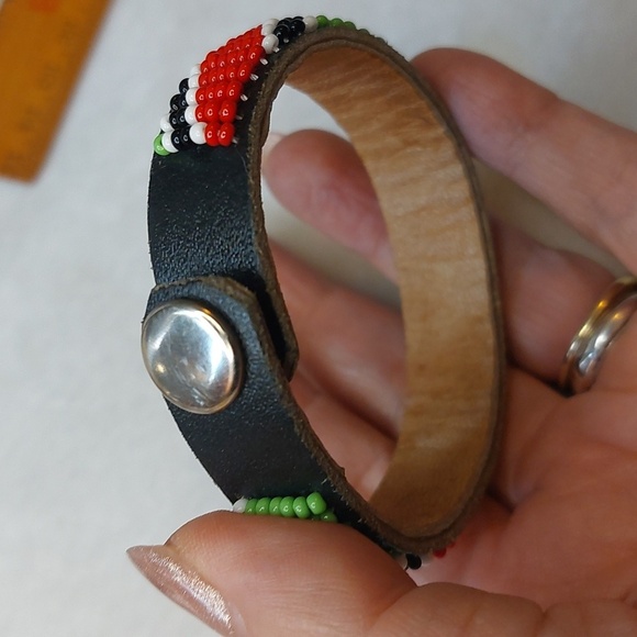 Seed Bead Snap Closure Black Red Green Bracelet 7.25" - Picture 2 of 3